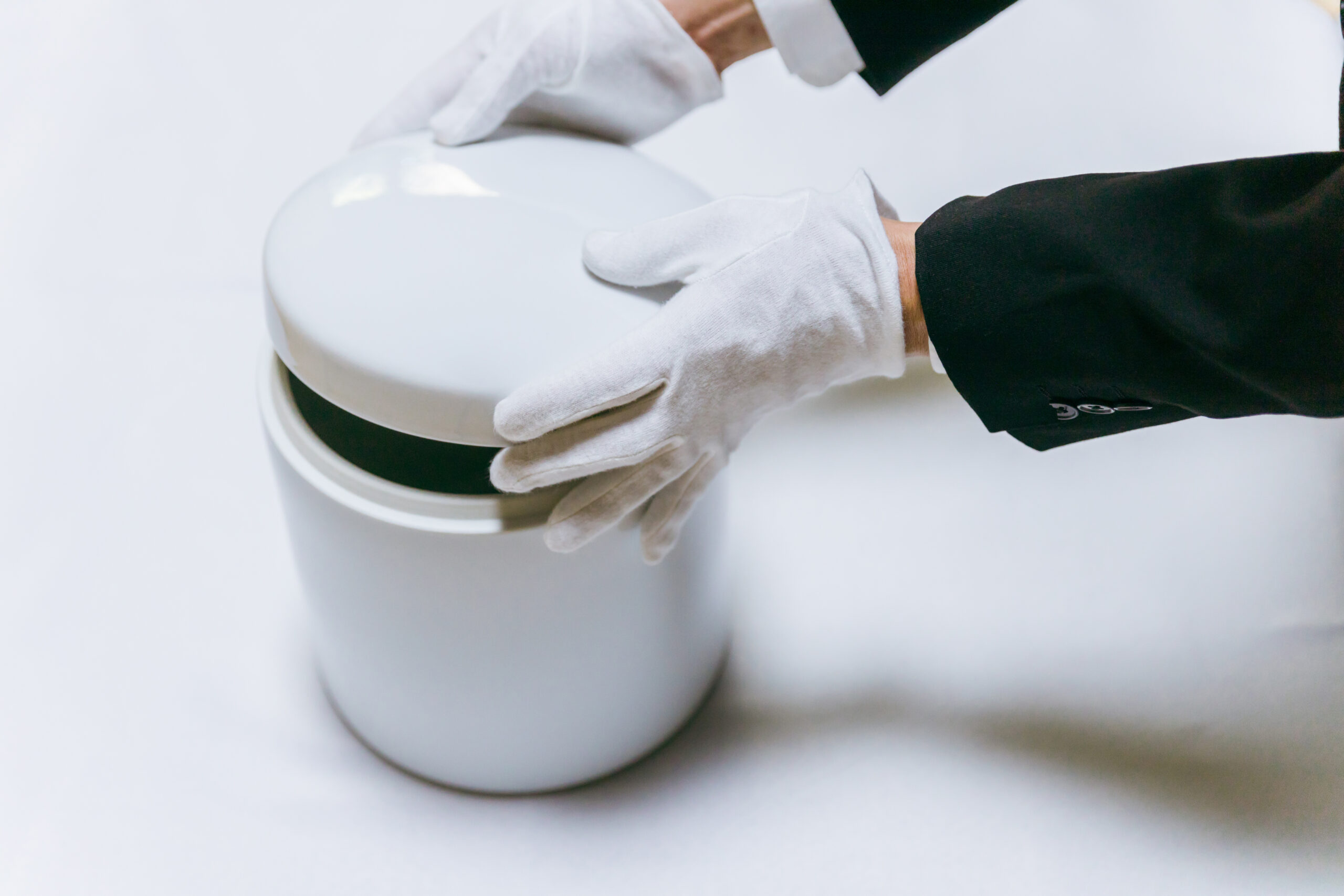 骨壺から骨を出してもいいの？｜分骨・手元供養の第一歩