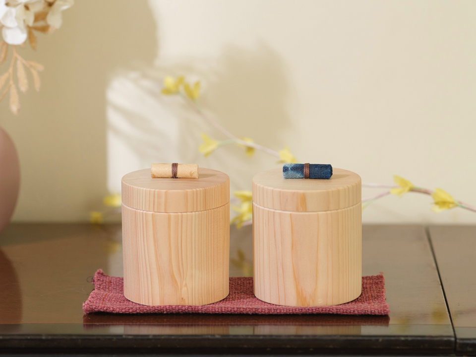 のど仏が納まるひのきの骨壷