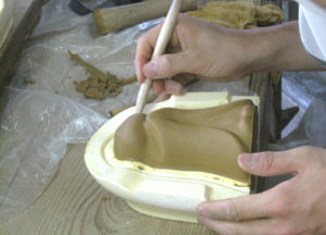 手元供養のお地蔵さんの製作風景成型粘土を外す